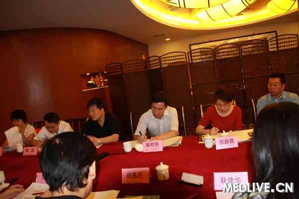 图三:卫生部监督局邢路微副处长,卫生部人事司周明坚副处长,认真倾听