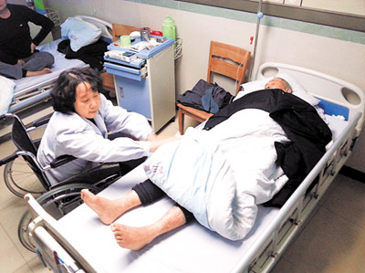 造成髌骨骨折,仍坐着轮椅回到医院