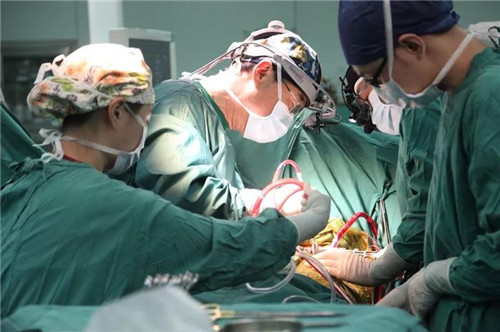 致敬!中国医生的眼神