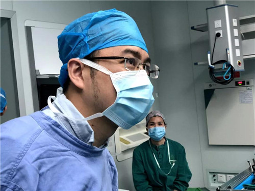 致敬!中国医生的眼神