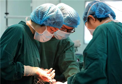 致敬!中国医生的眼神