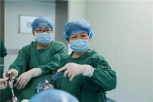 致敬!中国医生的眼神