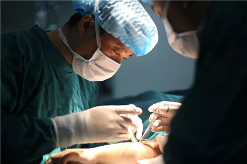 致敬!中国医生的眼神