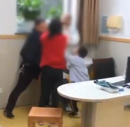 心酸!小孩将儿科医生打致劝架,僵尸住院着哭喊家长视频下载图片