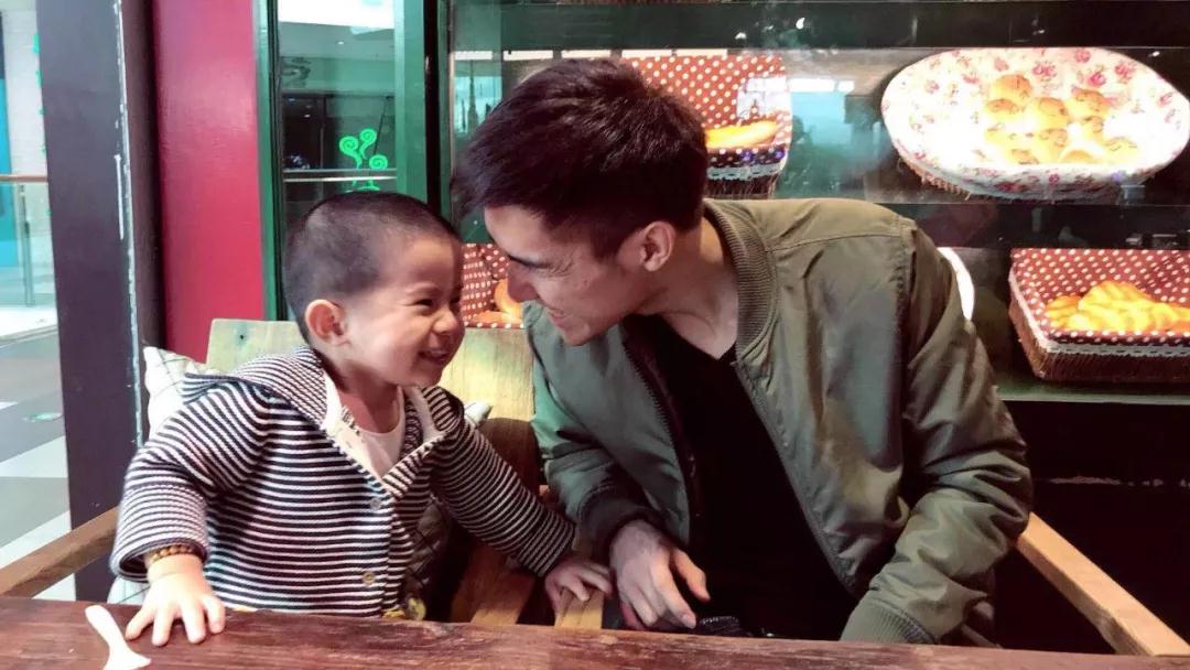 这位医生火了!给水果做手术,一夜吸粉12万